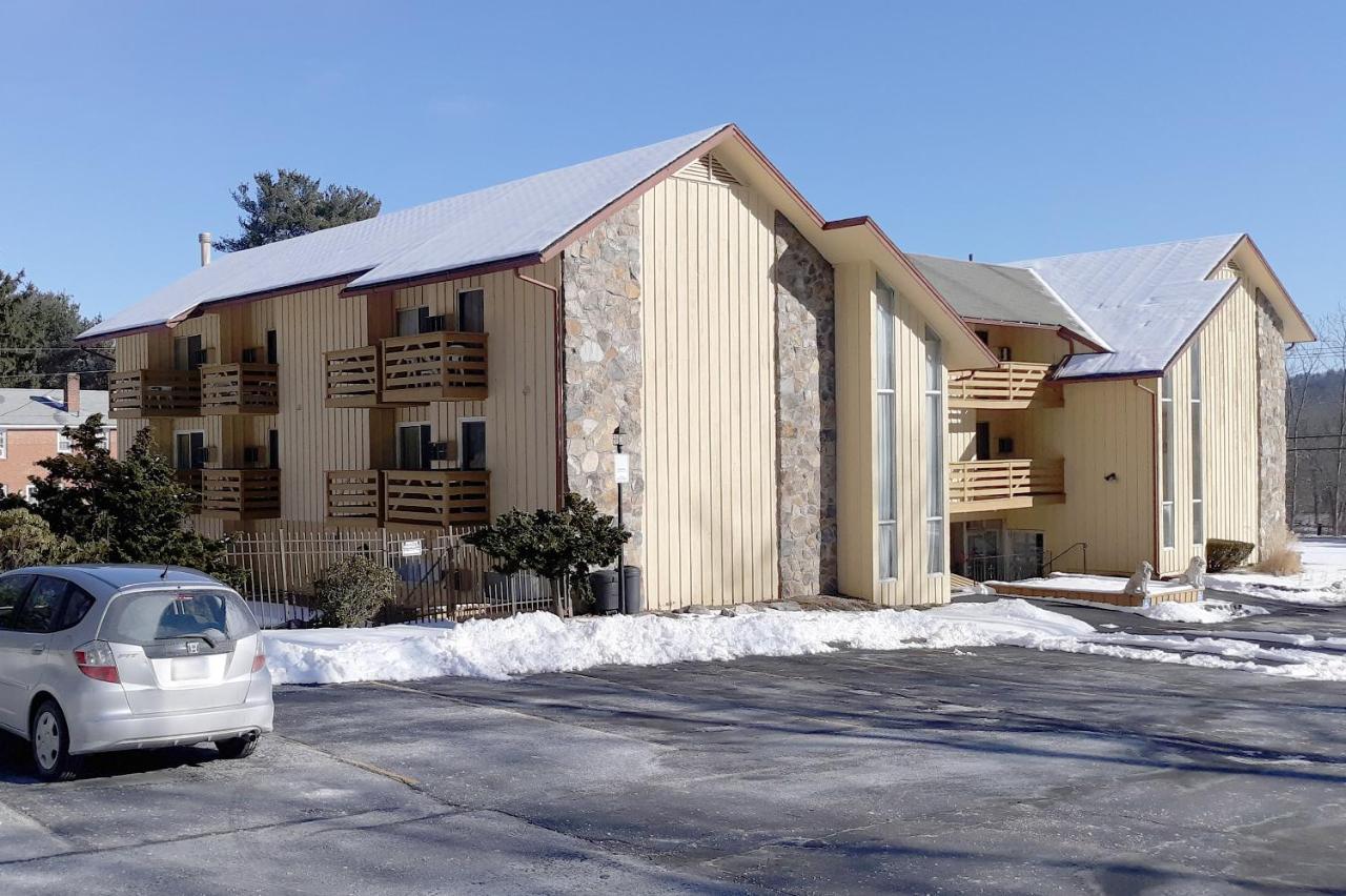 Iron Horse Inn Simsbury Екстериор снимка