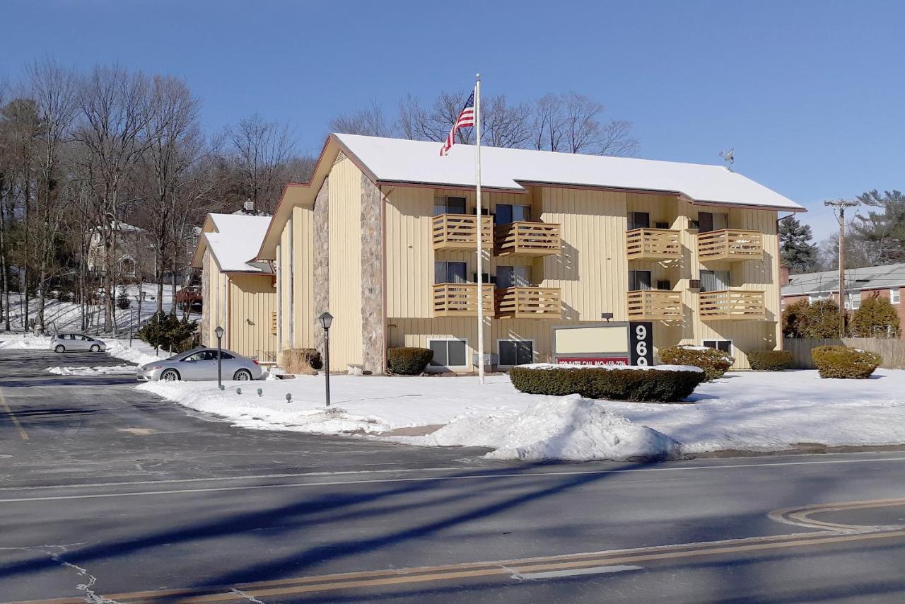 Iron Horse Inn Simsbury Екстериор снимка