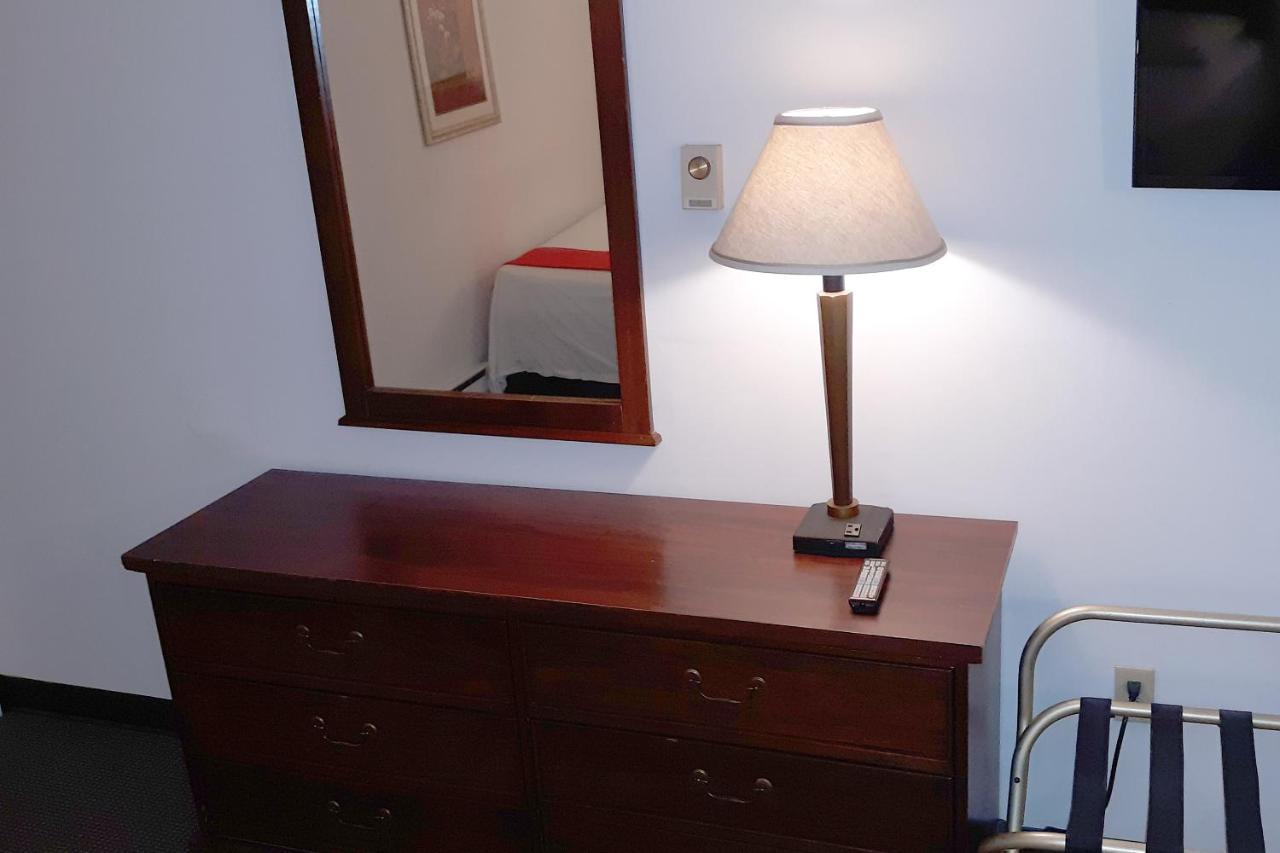 Iron Horse Inn Simsbury Екстериор снимка