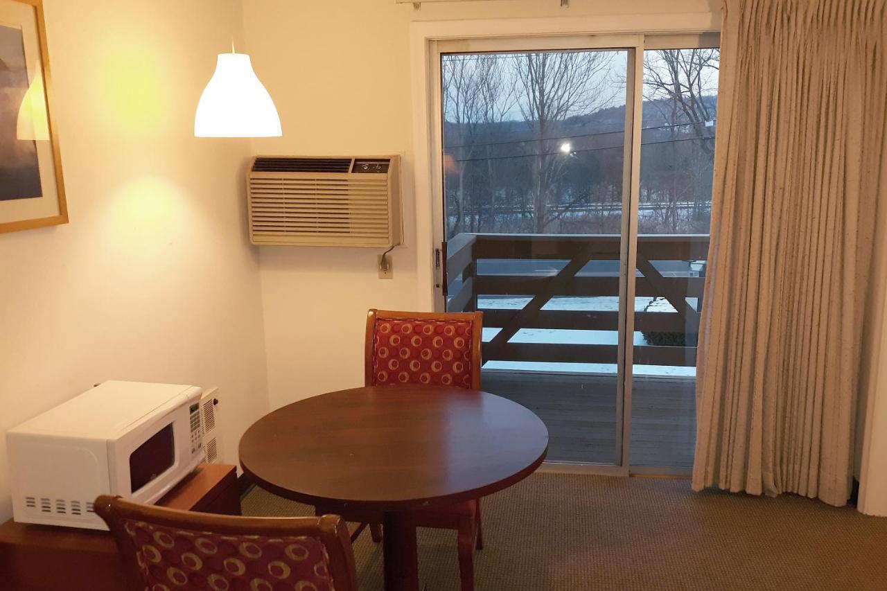 Iron Horse Inn Simsbury Екстериор снимка