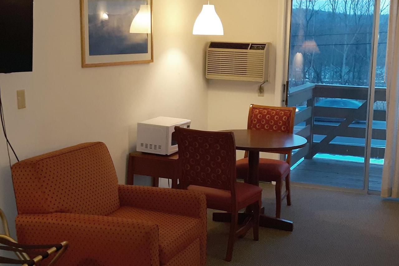 Iron Horse Inn Simsbury Екстериор снимка