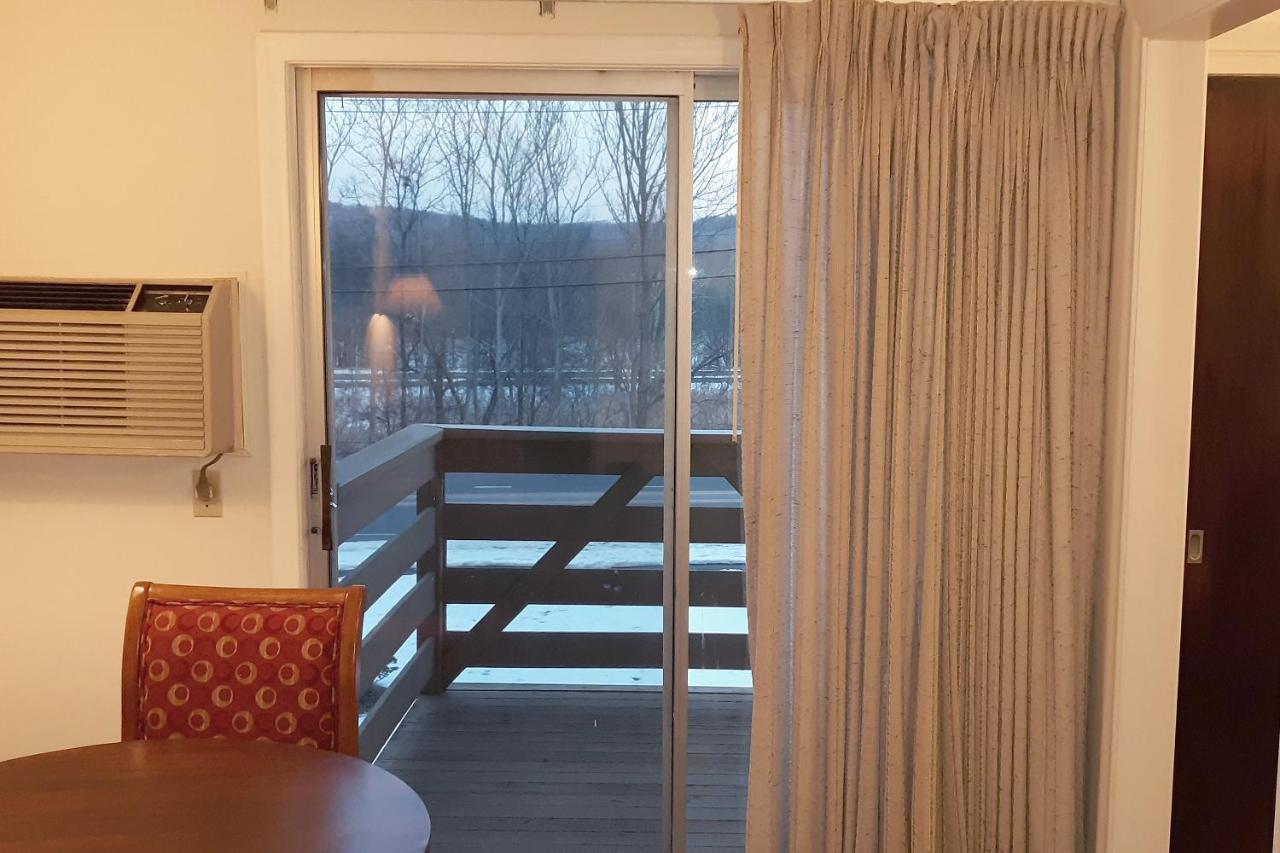 Iron Horse Inn Simsbury Екстериор снимка