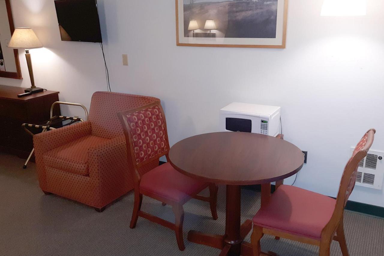 Iron Horse Inn Simsbury Екстериор снимка