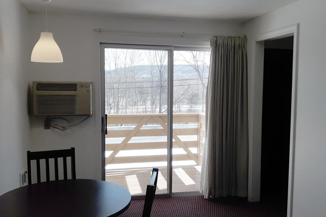 Iron Horse Inn Simsbury Екстериор снимка
